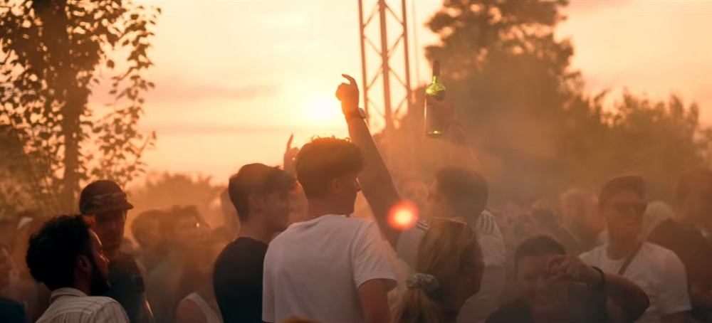 Festivalbesucher bei Sonnenuntergang